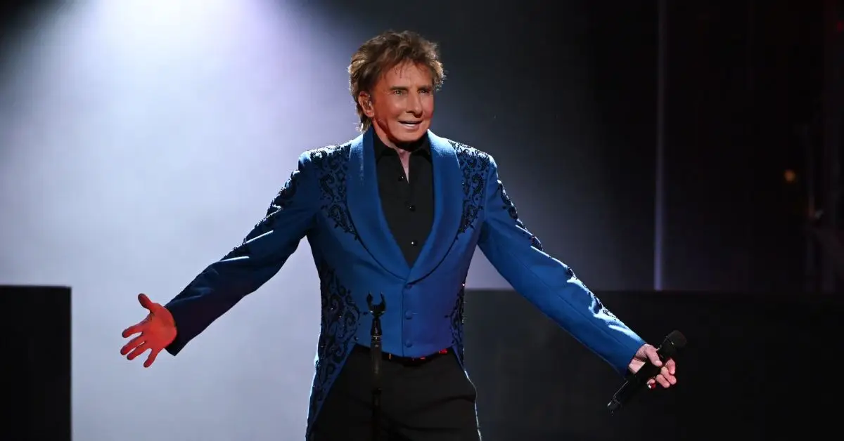 Barry Manilow optræder med The FLA Live Arena