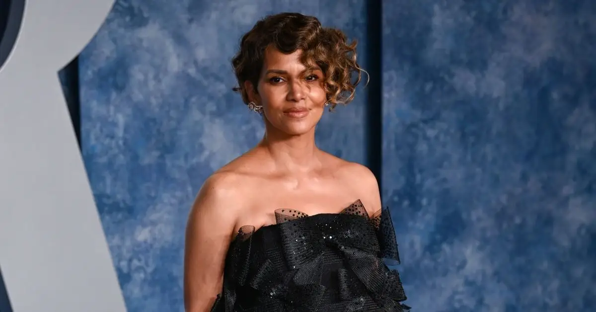 Halle Berry v čiernych šatách