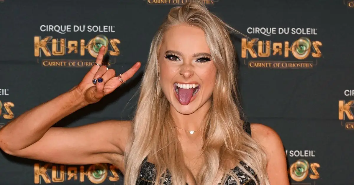 Machine Gun Kelly의 기타리스트 Sophie Llyod가 자신의 밴드에 참여하여 얼마나 벌었나요?