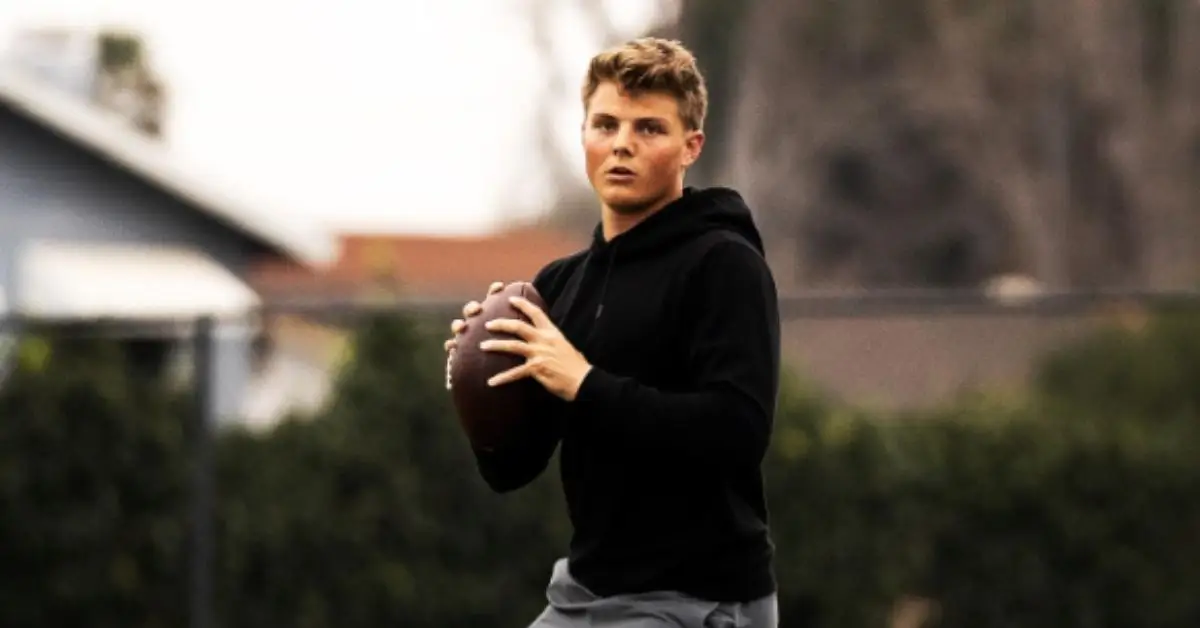 Zach Wilson jogando futebol