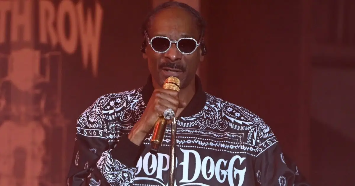 Snoop Dogg se apresentando no palco