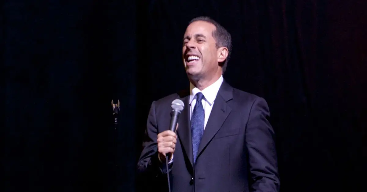 Jerry Seinfeld se směje při předvádění standup comedy