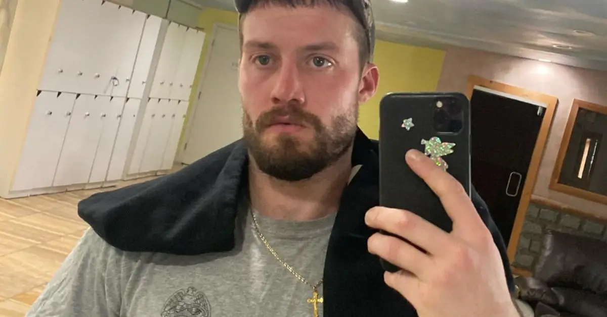 Jack Donoghue robi zdjęcie selfie i trzyma telefon