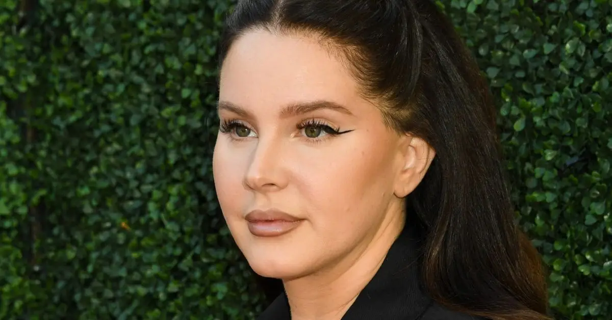 Eyeliner Lany Del Rey na czerwonym dywanie