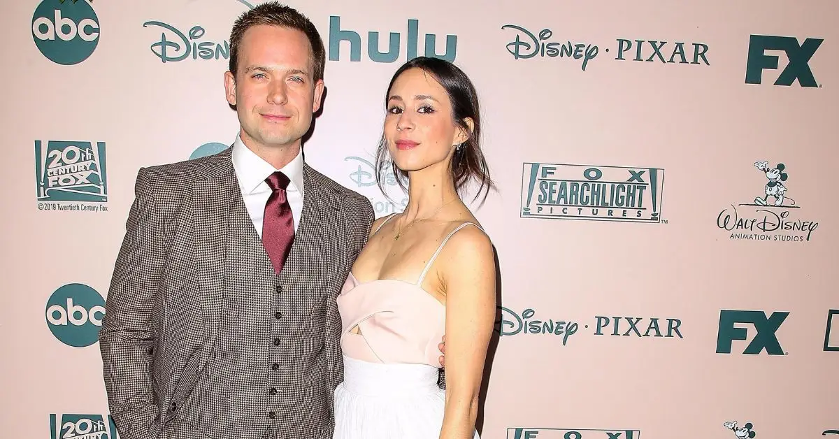 Patrick J. Adams y su esposa Troian Bellisario