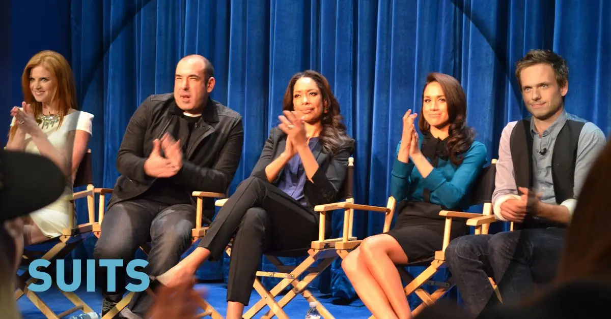 El elenco de trajes ahora