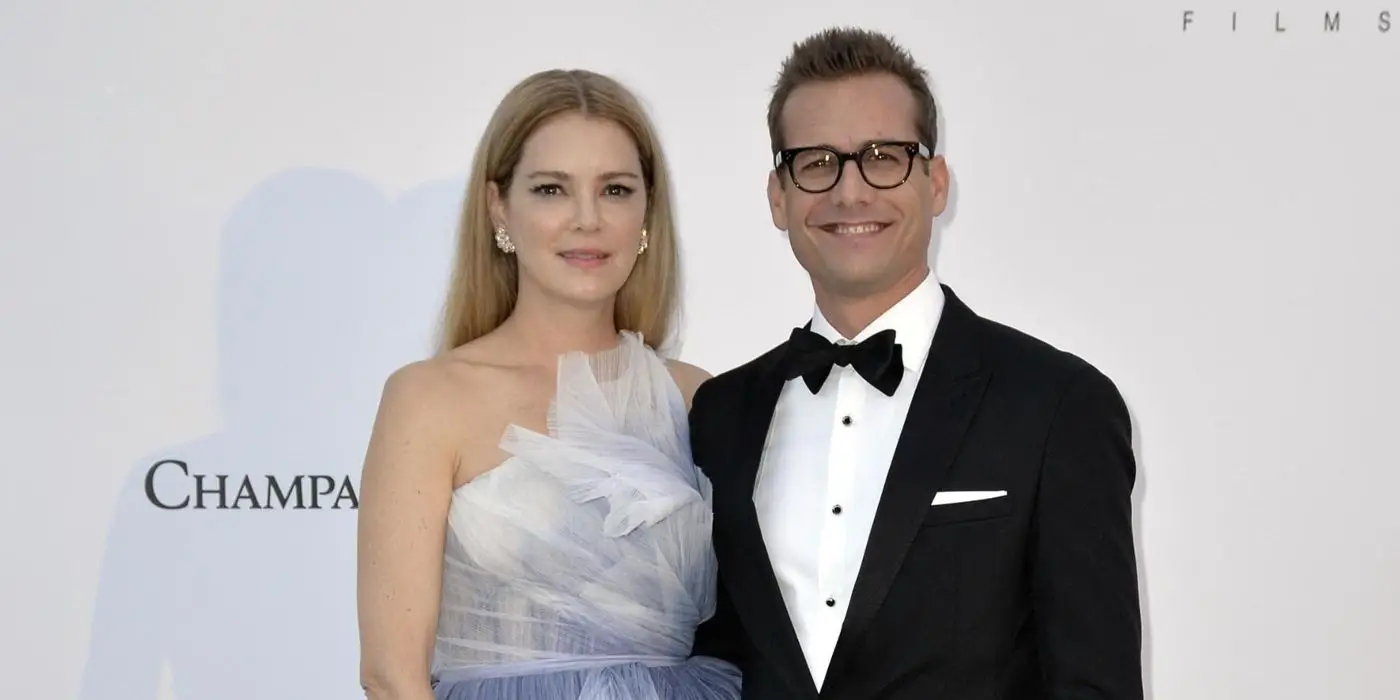 Jacinda Barrett y Gabriel Macht en la alfombra roja