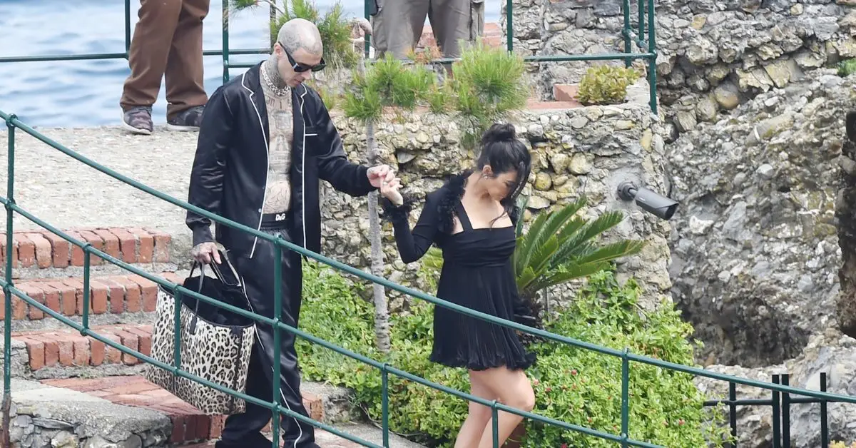 Kourtney Kardashian i Travis Barker idą ramię w ramię we Włoszech