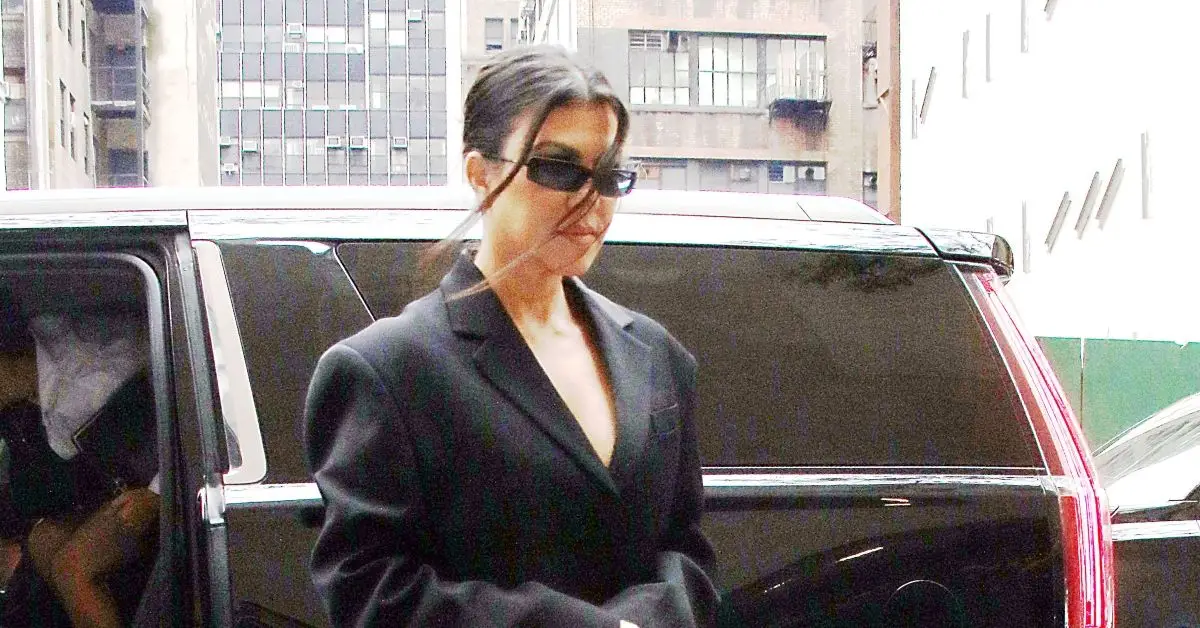 Kourtney Kardashian na spacerze