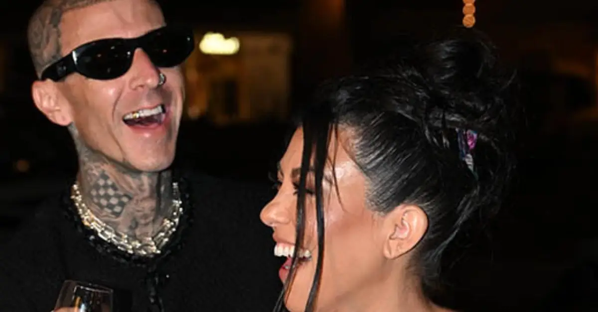 Kourtney Kardashian i Travis Barker śmieją się