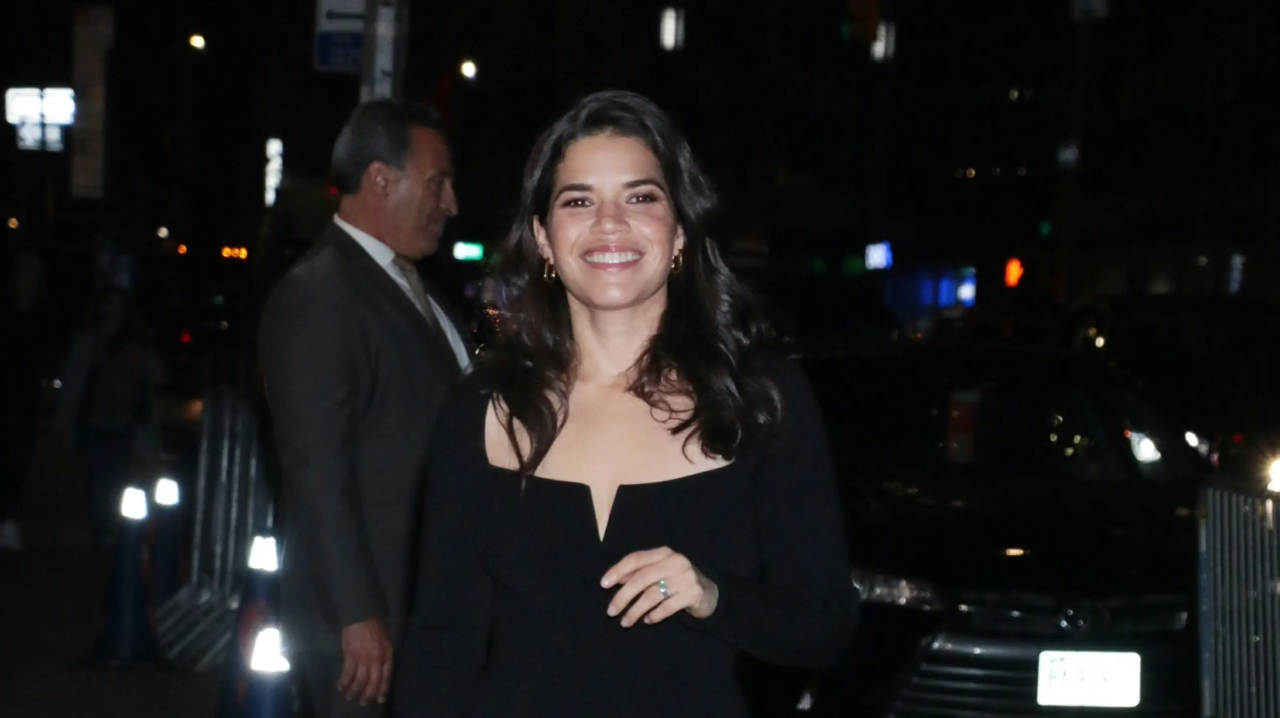 America Ferrera sorride