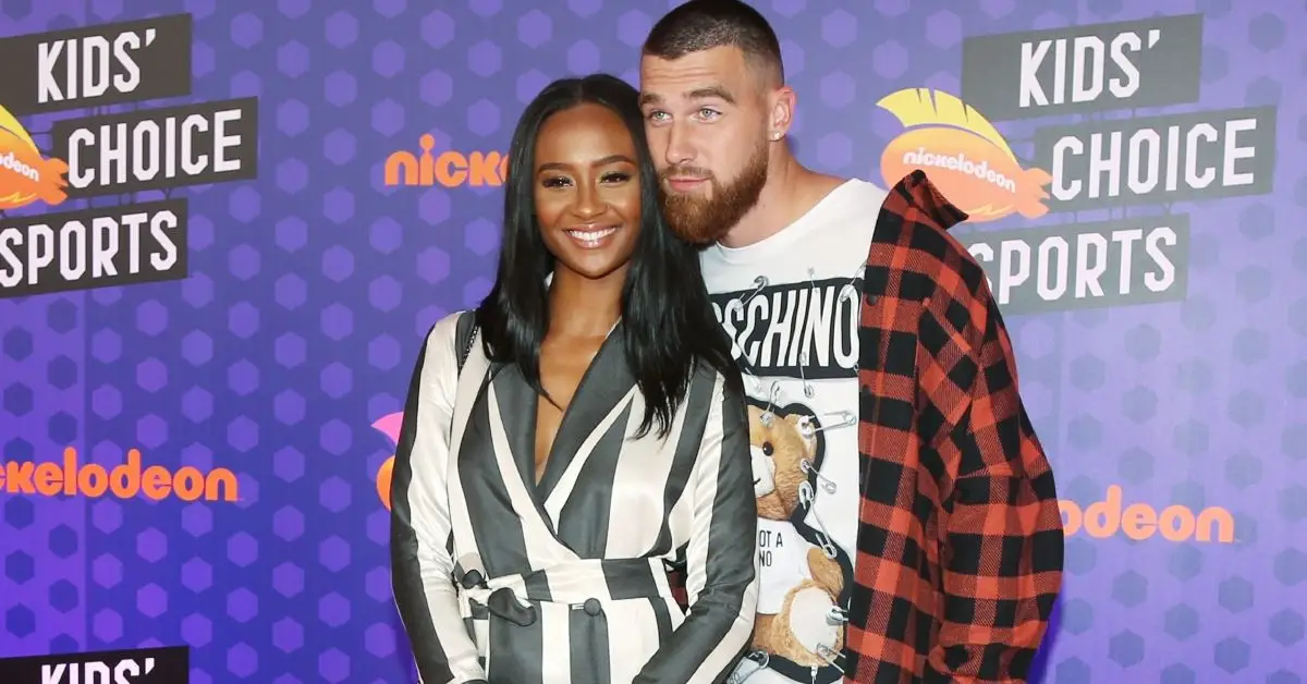 Kayla Nicole et Travis Kelce posant pour une photo sur un tapis rouge
