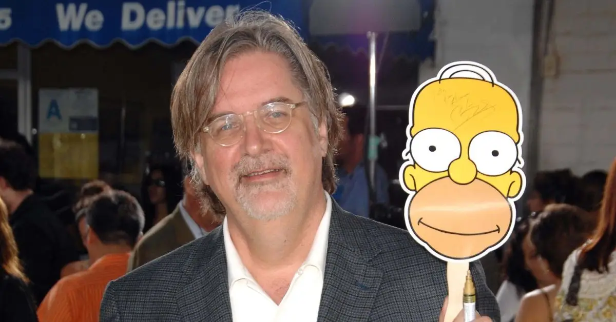 Matt Groening holder et billede op af Homer Simpson