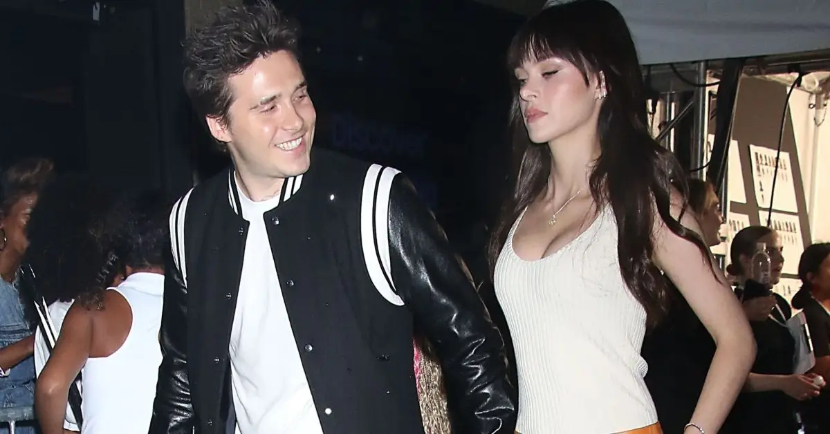 Brooklyn Beckham e Nicola Peltz andando em um evento