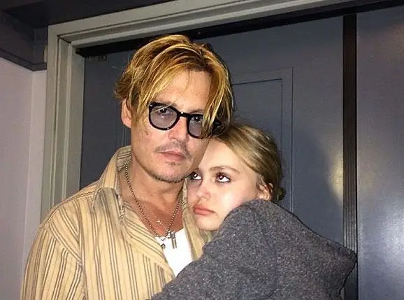 Aký je vzťah Lily Rose Depp so svojimi slávnymi rodičmi, Johnnym Deppom a Vanessou Paradis?