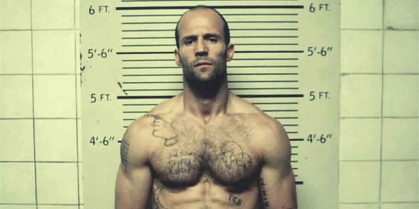 Jason Statham sem camisa em cena de filme