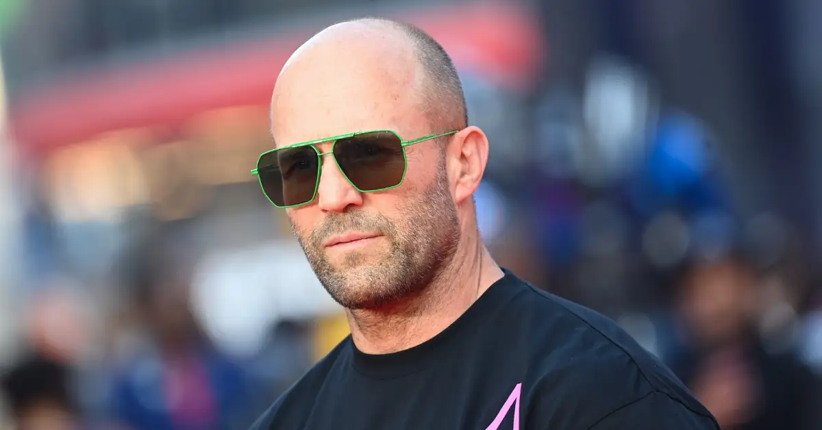 O relacionamento de diferença de idade de Jason Statham não é seu primeiro romance em Hollywood