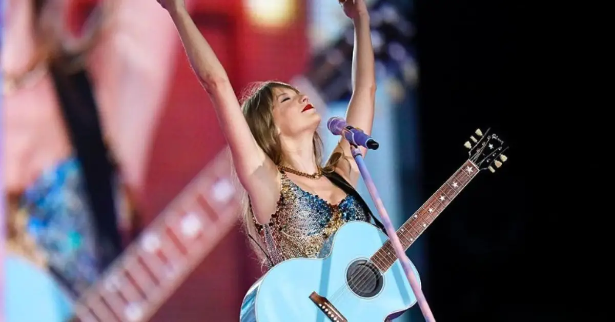 Taylor Swift sur scène lors de la tournée Eras avec guitare