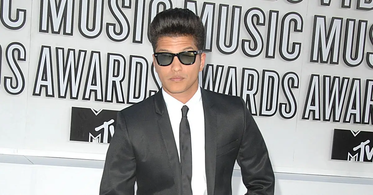 Bruno Mars przybywa na wydarzenie