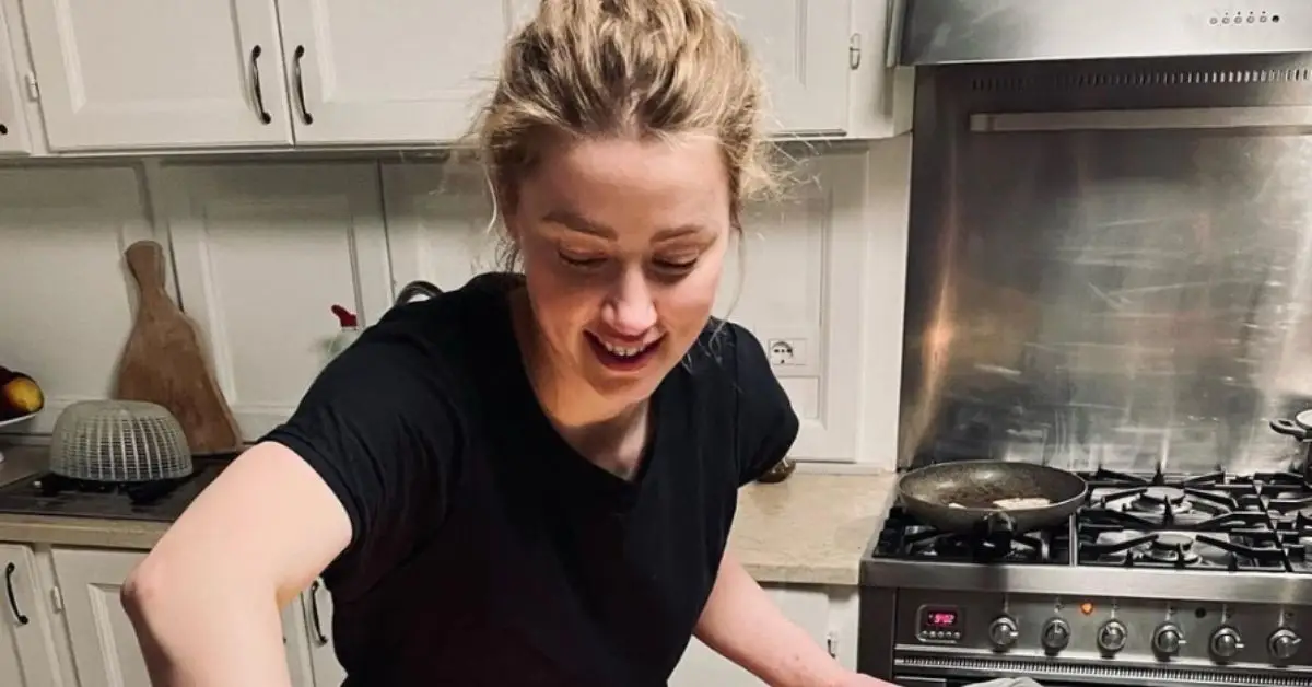 Amber Heard sorride in cucina