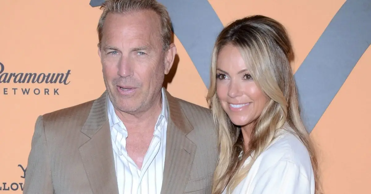 Kevin Costner og Christine Baumgartner poserer til et billede