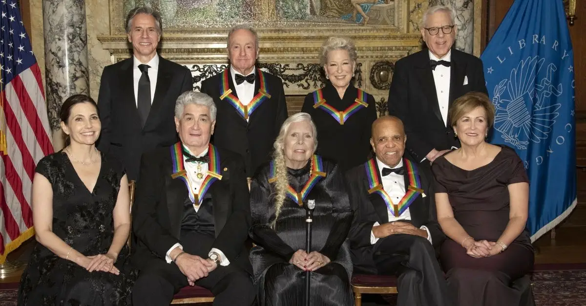 Foto de grup de la 44a edició anual del Kennedy Center Honors de Joni Mitchell