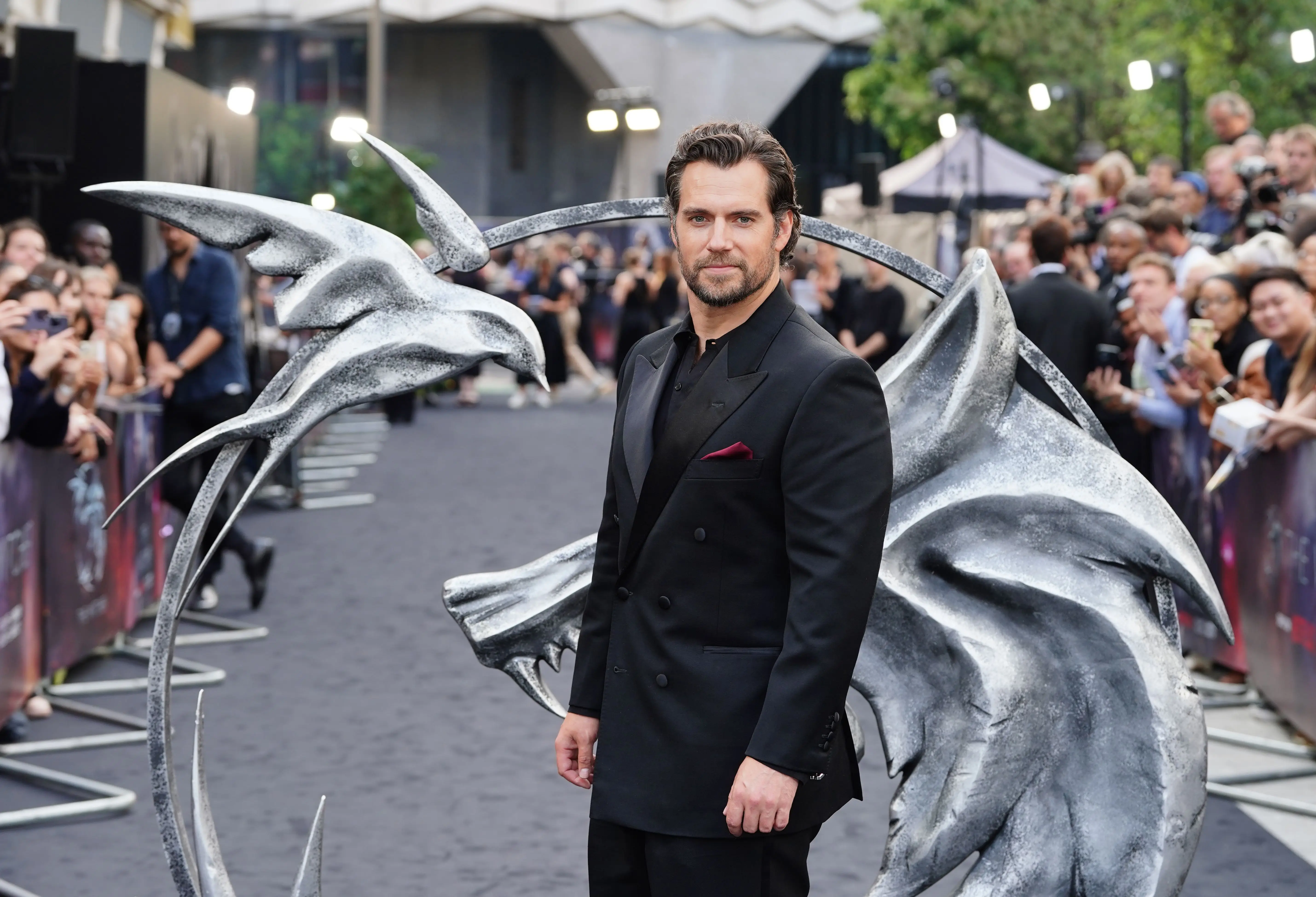 הנרי קאוויל בבכורה של עונה 3 של 'המכשף' בלונדון