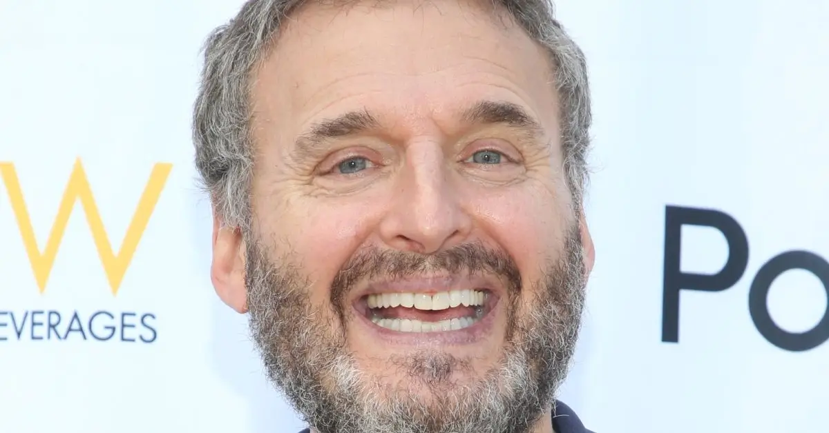 Phil Rosenthal s úsmevom na červenom koberci