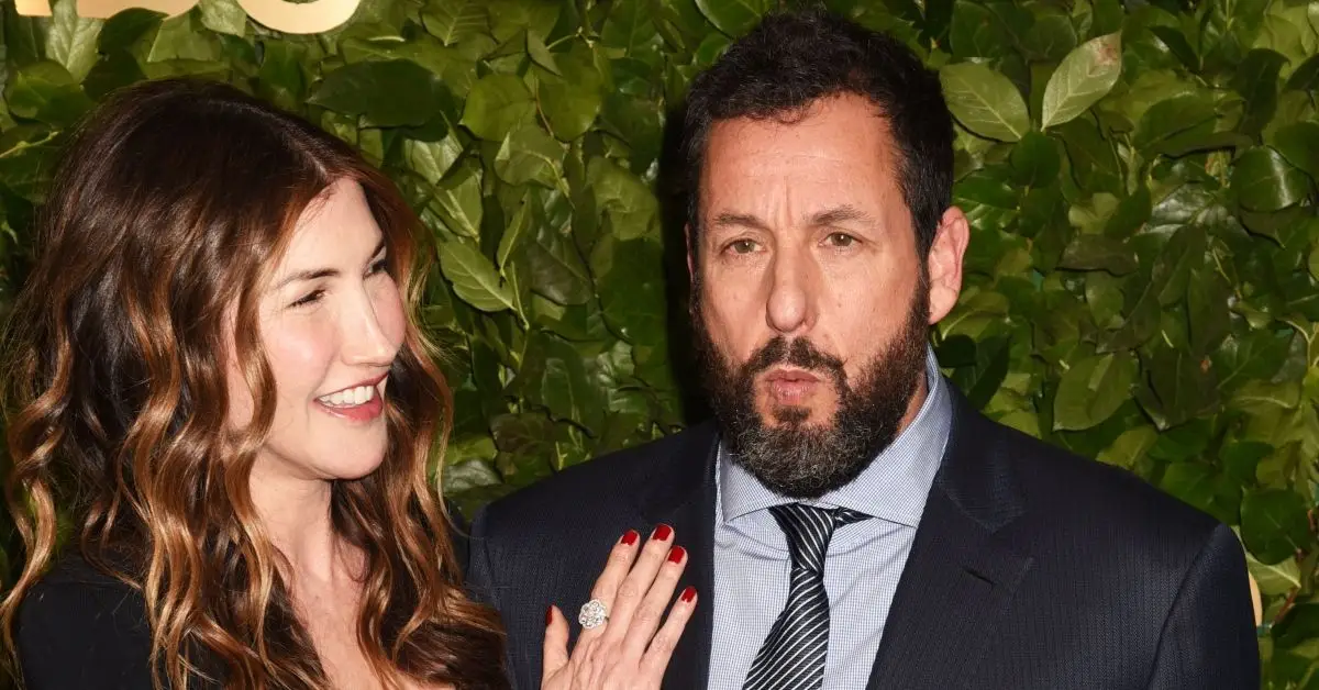 Jackie Sandler und Adam Sandler posieren für Fotos