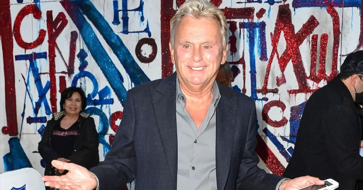 פאט סאג'ק מחייך ועומד מחוץ לקרייג