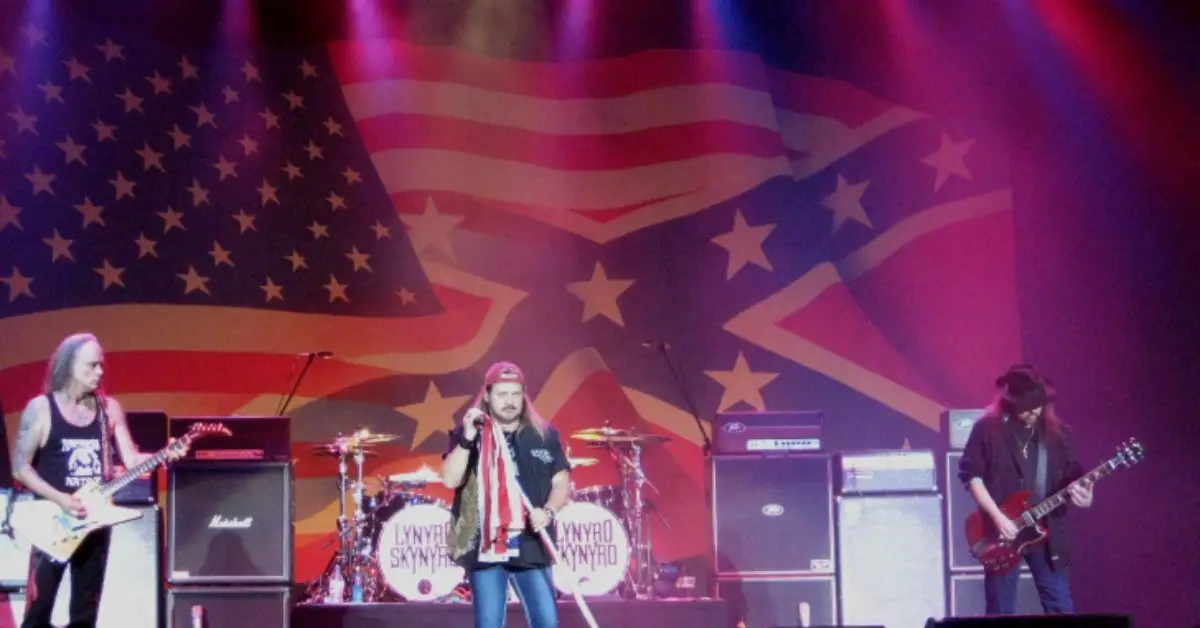 Lynyrd Skynyrd vystupuje před konfederační vlajkou