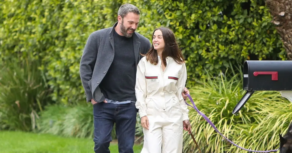 개를 산책시키는 벤 애플렉과 아나 데 아르마스