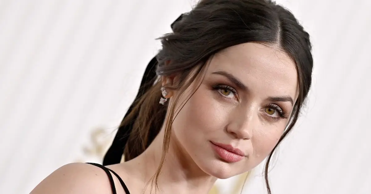 아나 드 아르마스(Ana De Armas)의 남자친구 폴 부카다키스(Paul Boukadakis)가 벤 애플렉(Ben Affleck)과의 공개 관계 이후 스포트라이트에서 숨겨졌습니다.