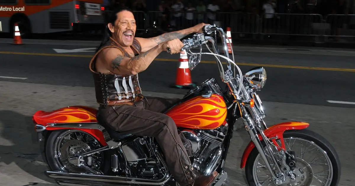 Danny Trejo conduisant une moto dans le rôle de son personnage de Machete