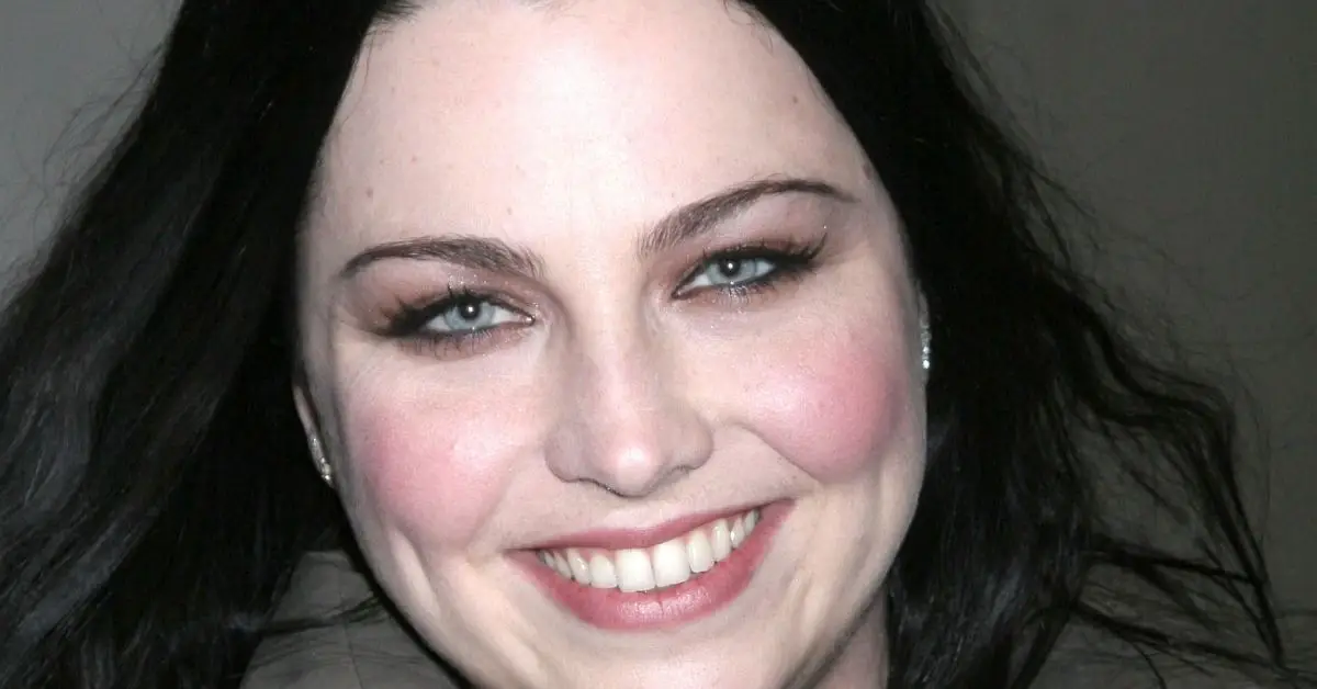 Amy Lee souriante