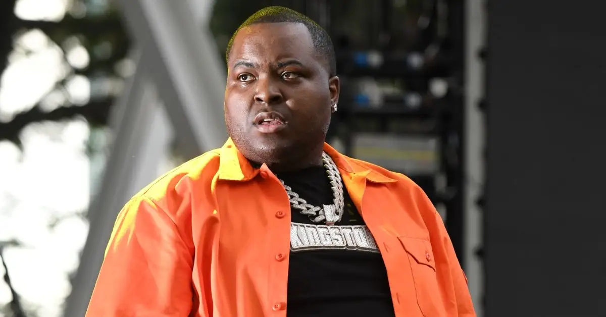 Sean Kingston står på scenen