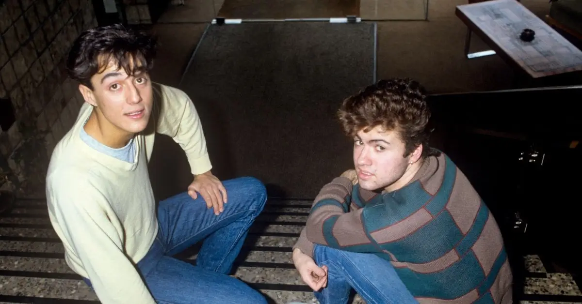 Andrew Ridgeley fra Wham! med George Michael young