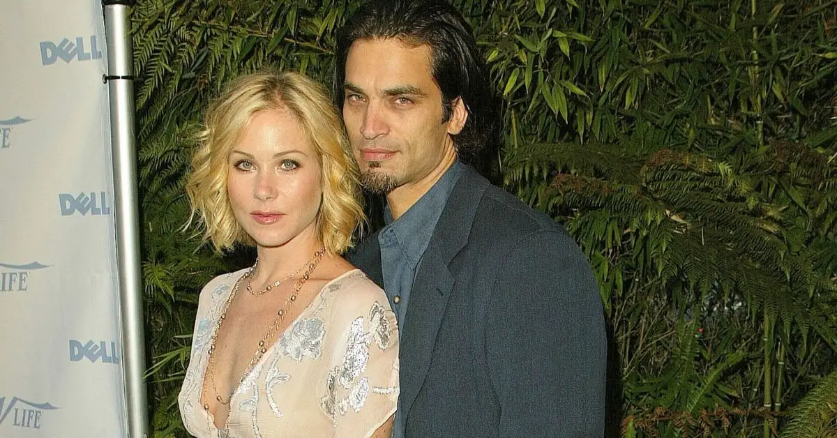 Christina Applegate e Johnathon Schaech juntos em um evento