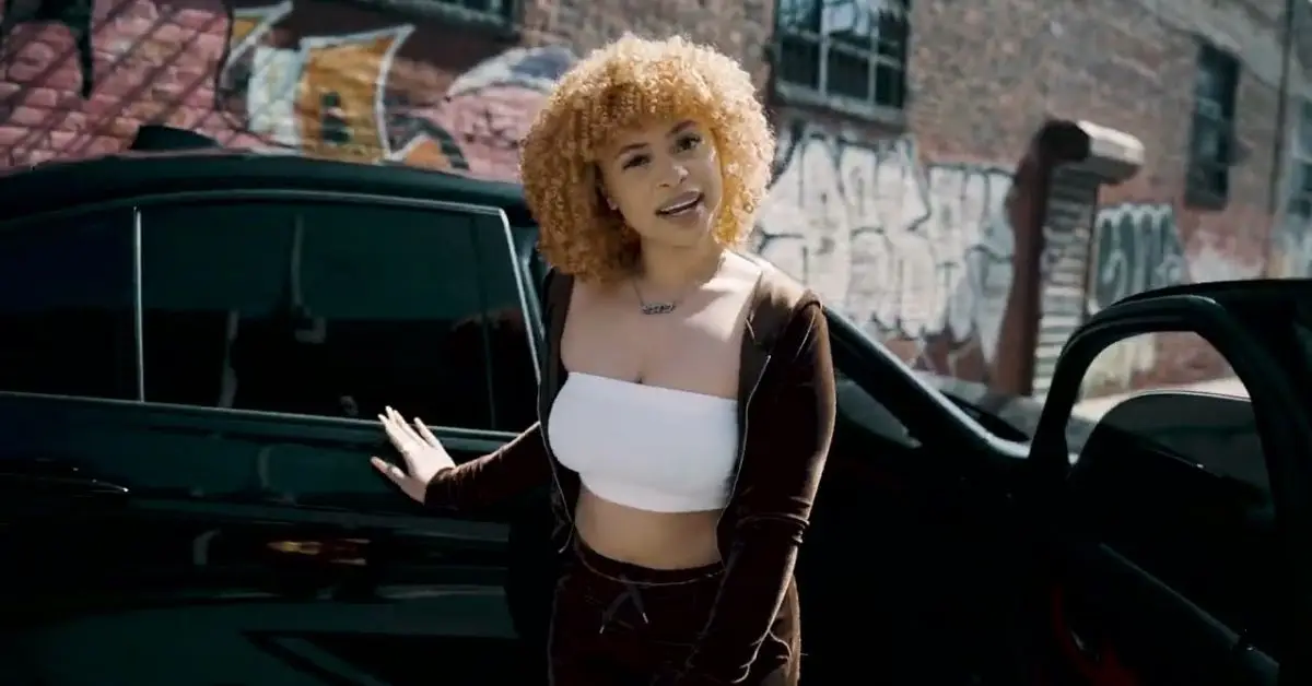 Ice Spice parada frente a un coche en un vídeo musical