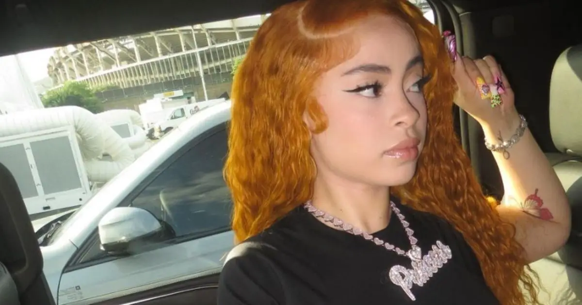 Ice Spice mirando algo a lo lejos