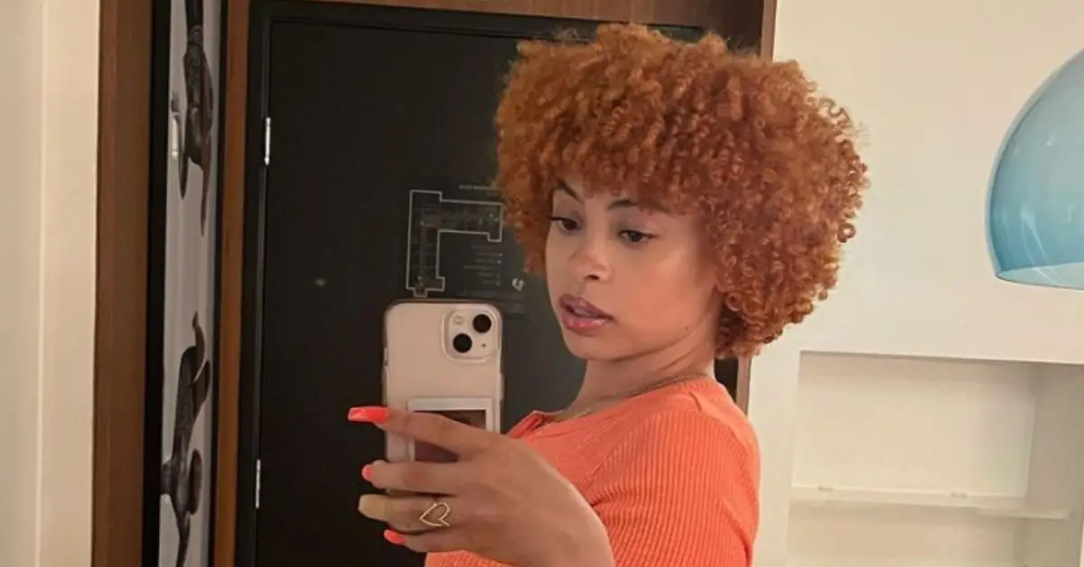 Ice Spice tomándose una selfie