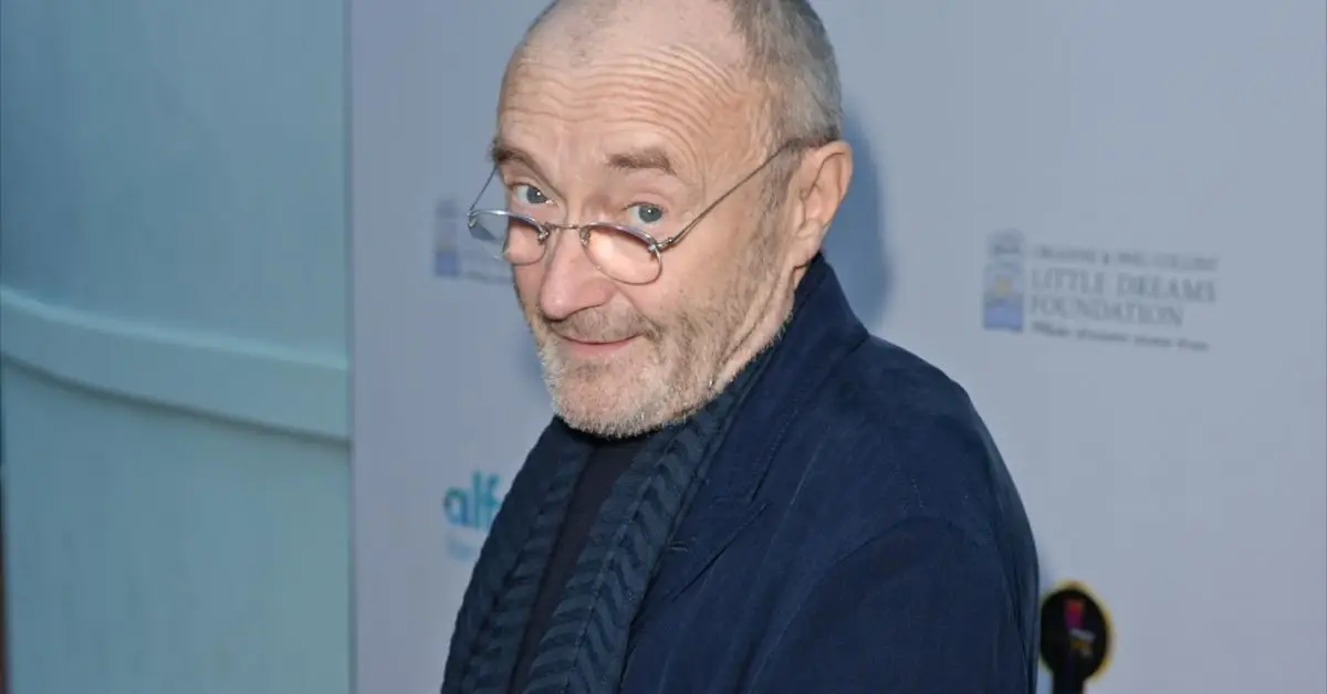 Phil Collins sa pozerá do kamery