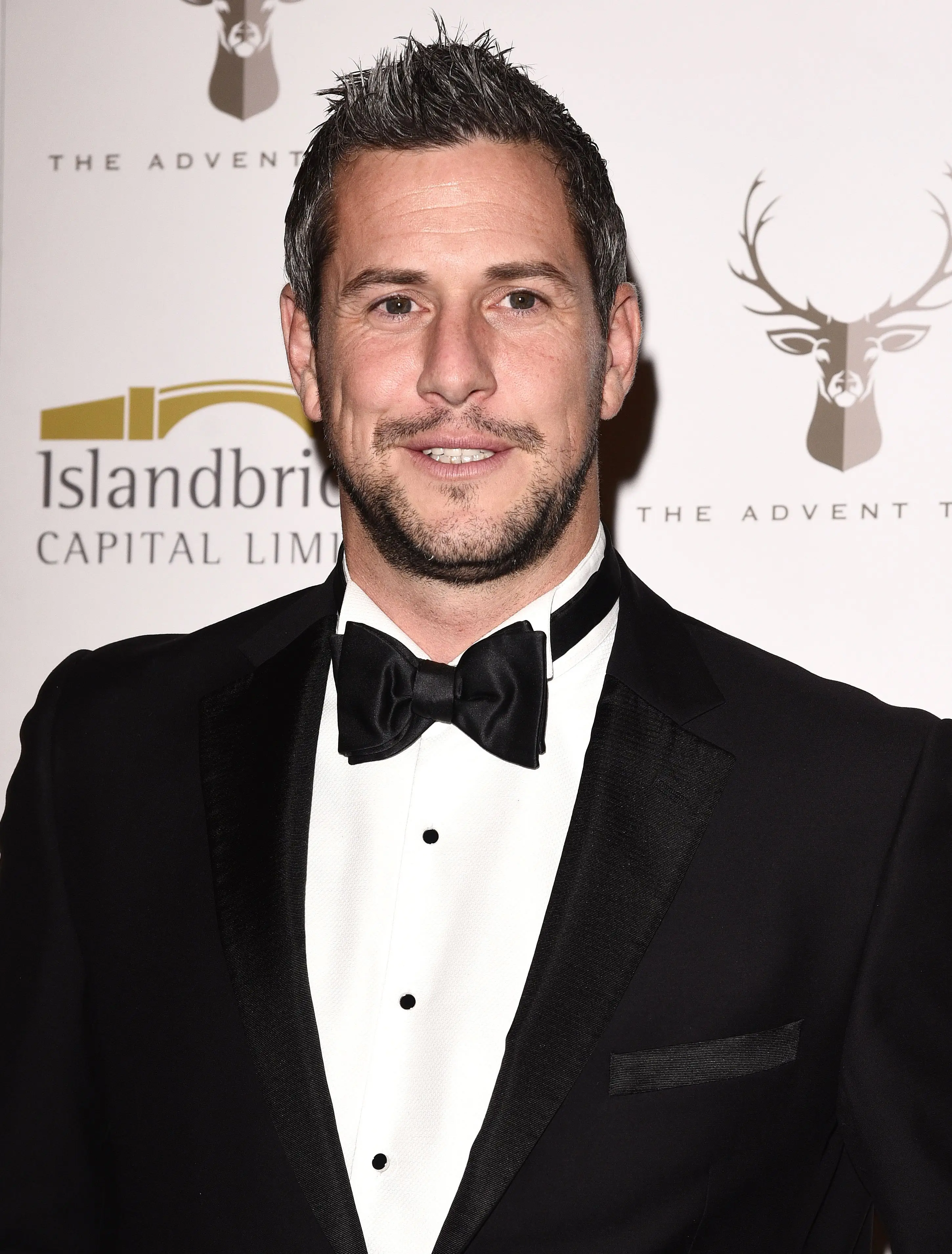 Ant Anstead lächelt bei der Veranstaltung mit Fliege