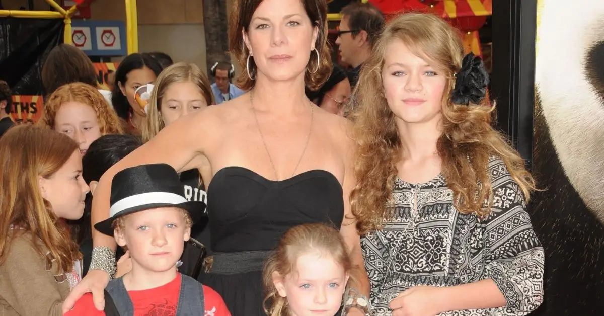 Marcia Gay Harden e seus filhos na estreia de um filme