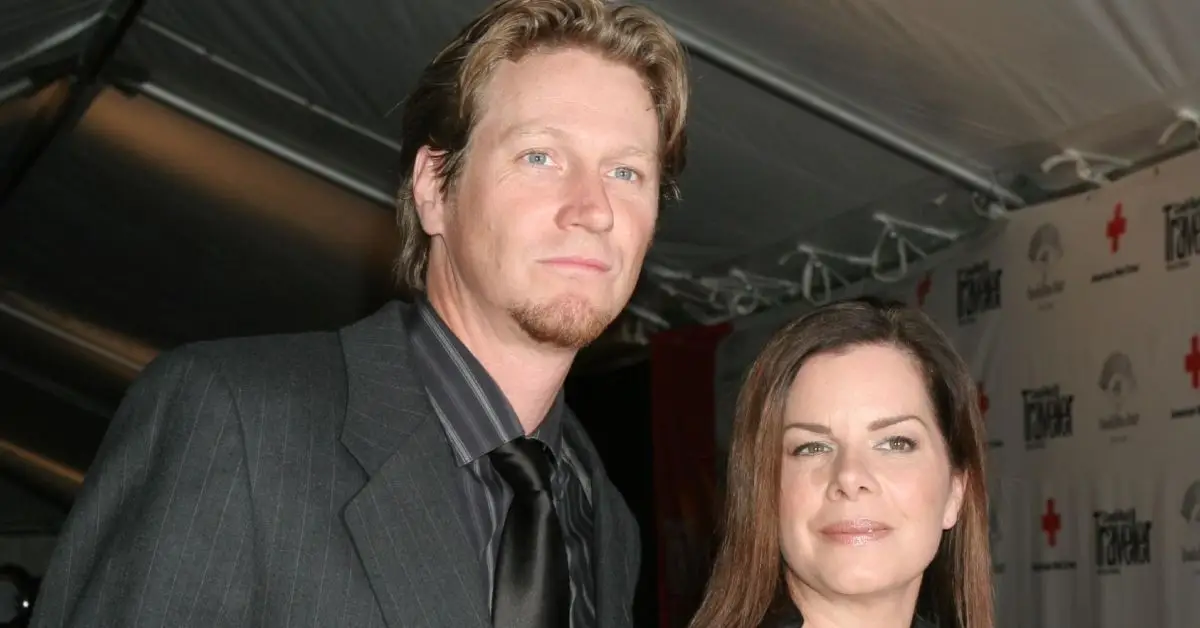 Thaddaeus Scheel e Marcia Gay Harden parecem sérios