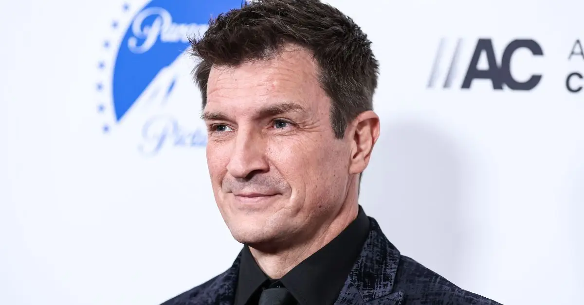 Hvordan Nathan Fillion samlede sin enorme nettoværdi