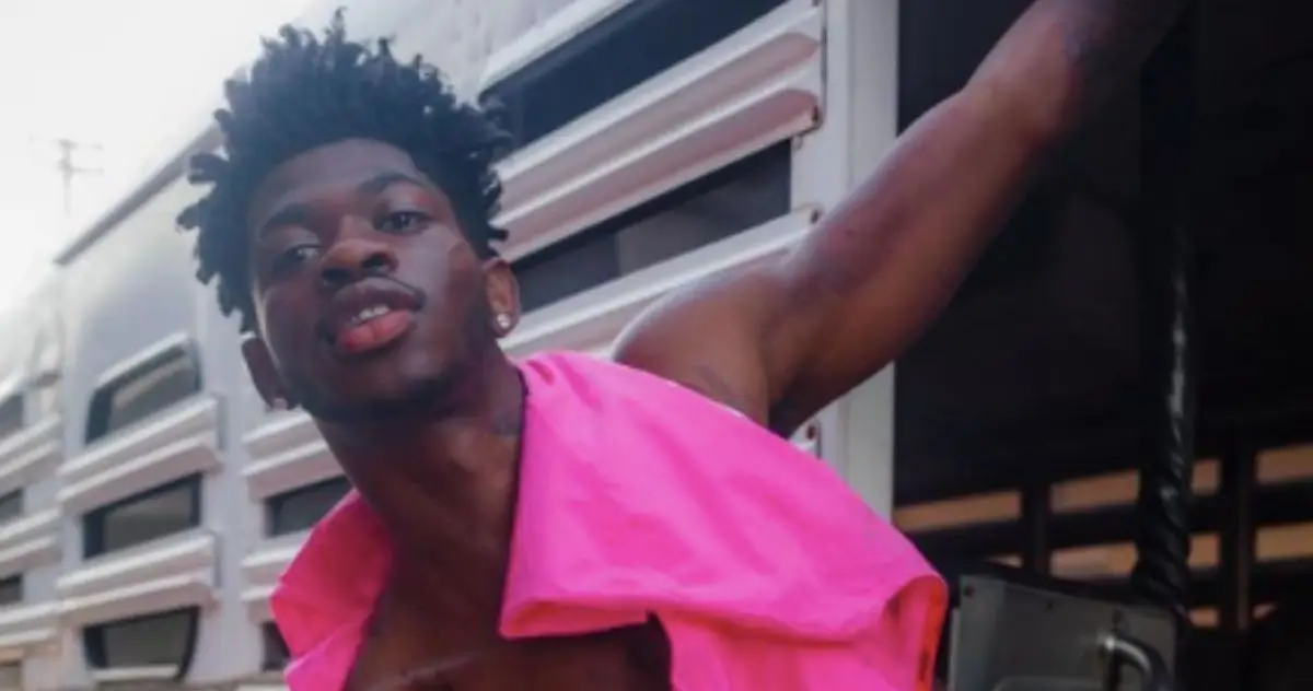 Lil Nas X velmi dobře poukazuje na nahotu ve svém videu „Industry Baby“.