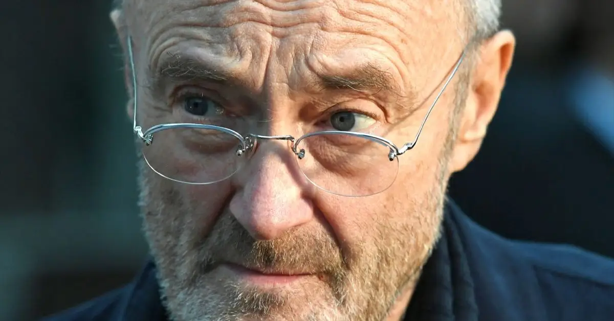 Phil Collins avec une expression pensive sur son visage
