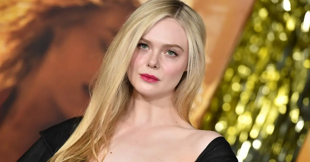 Elle Fanning i svart