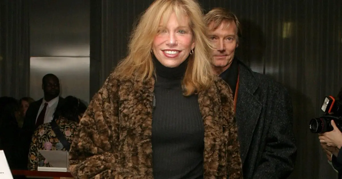 קרלי סיימון מחייכת באירוע